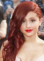 czerwona fryzura długa wieczorowa, włosy zaczesane na bok Ariana Grande