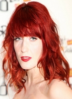 czerwona fryzura długa z grzywką Florence Welch