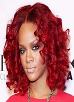 czerwona fryzura długa Rihanna kręcone włosy, loki czerwone 