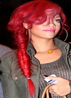 czerwona fryzura długa z warkoczem Rihanna