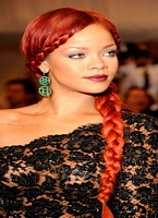 czerwona fryzura długa z warkoczem oraz dobieranym warkoczykiem z boku Rihanna