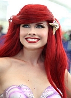czerwona fryzura długa z grzywką Traci Hines jako syrenka Ariel