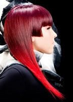 nowoczesne czerwone fryzury długie proste, cieniowane włosy