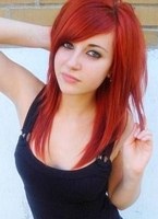 proste cieniowane czerwone włosy fryzura długa dla nowoczesnej nastolatki