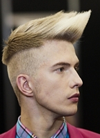 zdjęcie z fryzurą męską, grzywka blond do góry