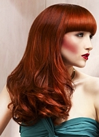 propozycja wieczorowe długie fryzury rude włosy, zaokrąglona grzywka