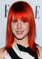 czerwona fryzura długa Hayley Williams